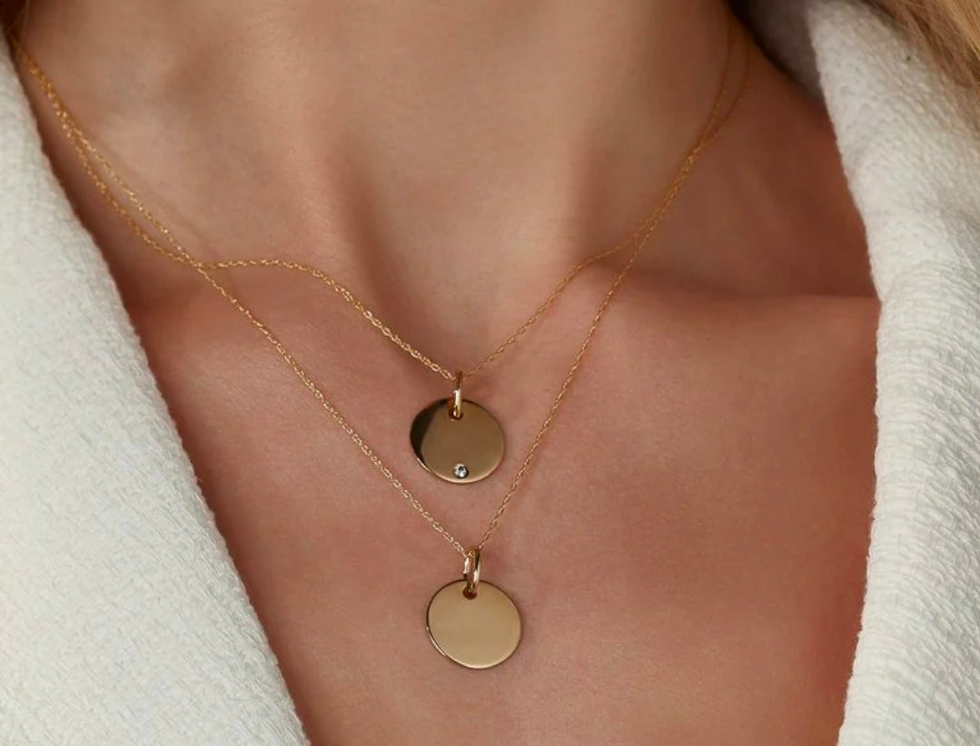 gold chain circular pendant necklace